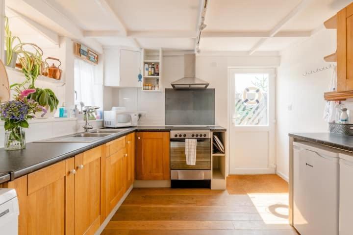 Dog Friendly Cottage 2 Mins To Beach With Hot Tub And Zappi Ev Lessingham المظهر الخارجي الصورة